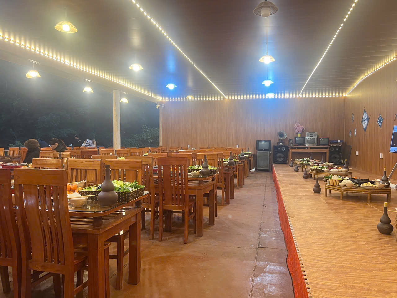 Khong gian nha hang 2